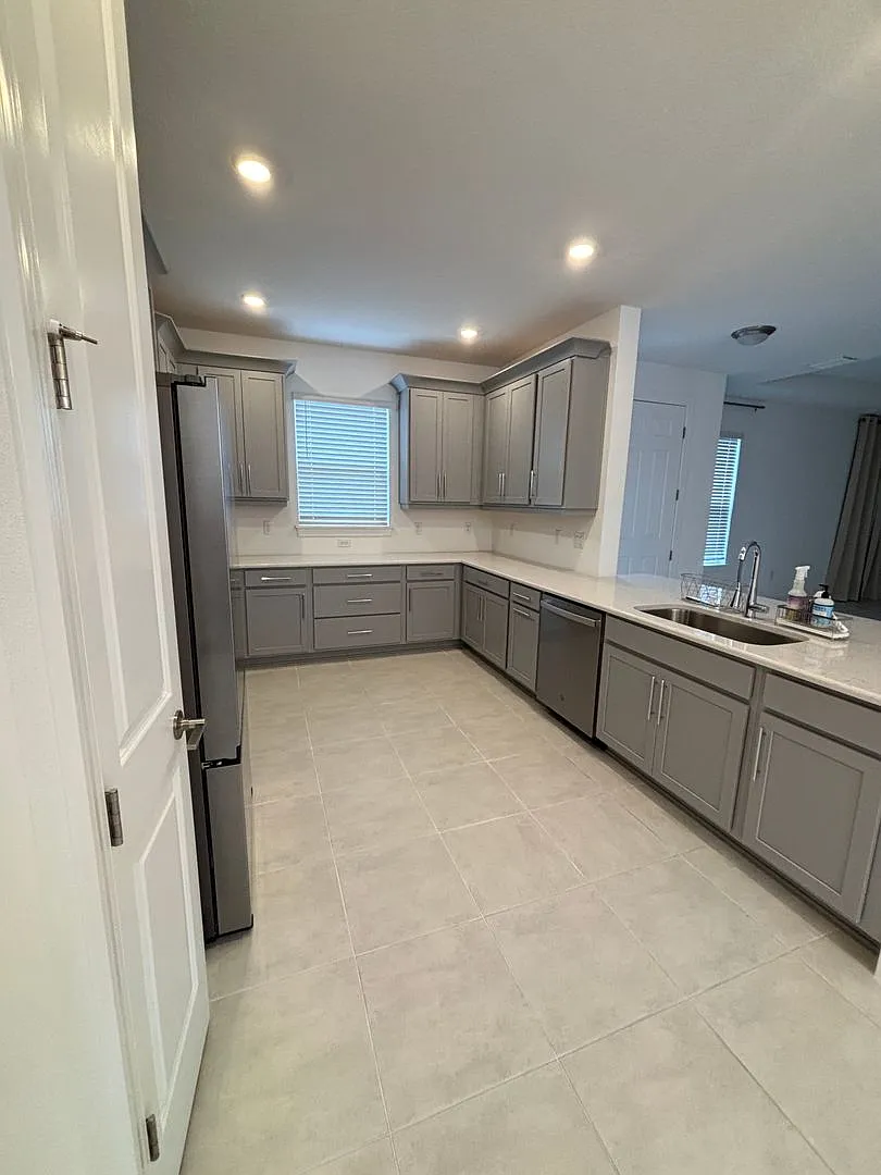 Annual unfurnished rental — Photo 4