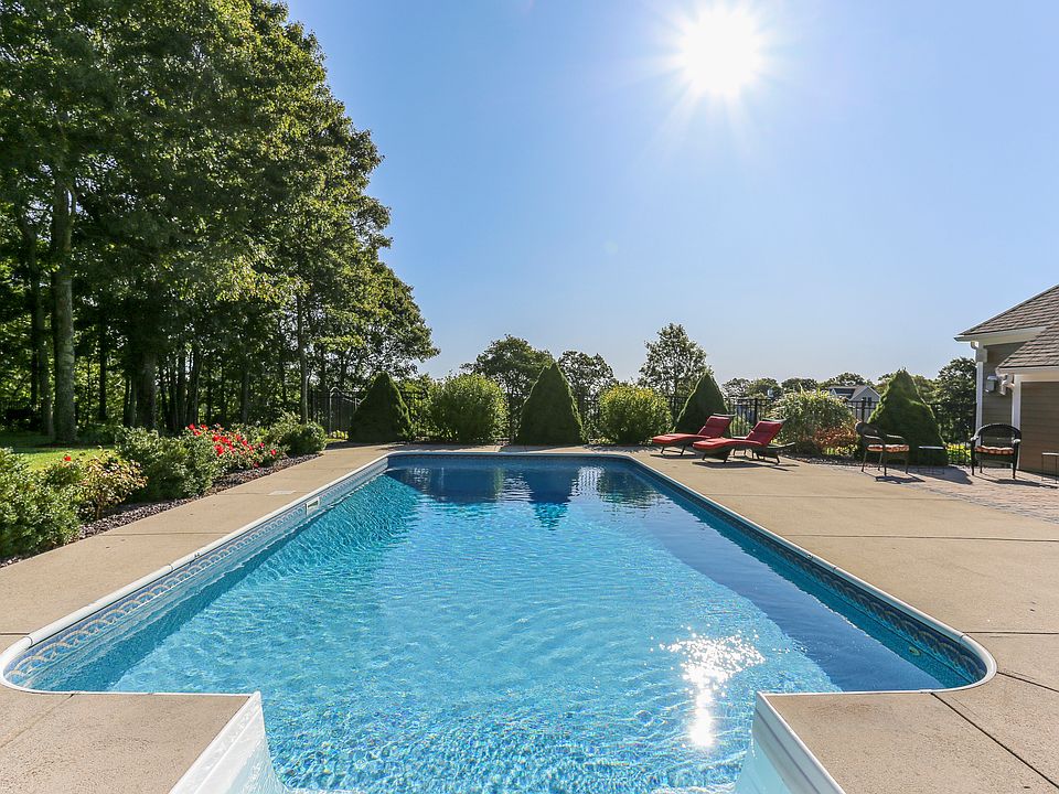 1st image of 16 Oak Bluff Cir
