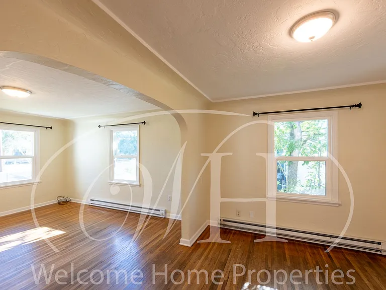 320 SE 4th St — Photo 8