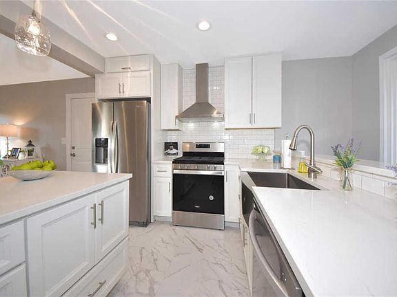 3rd image of 844 Renee Ln