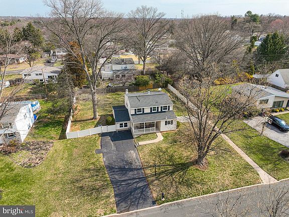 3rd image of 1649 Thayer Dr