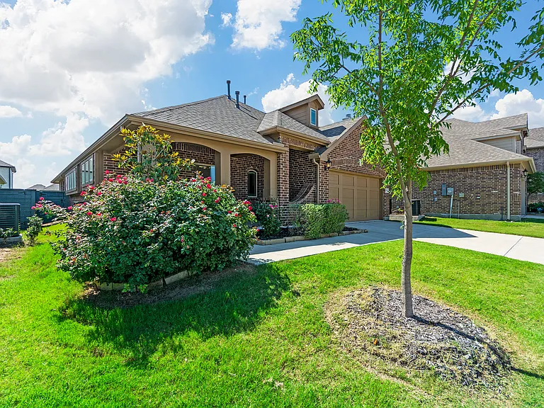 7404 Hawthorne Way — Photo 3