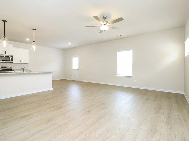 664 Mackenzie Cv — Photo 5