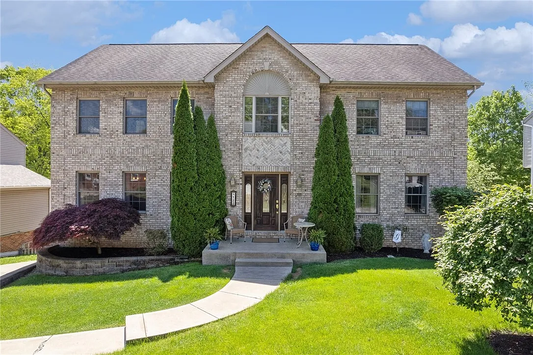 120 Carriage Dr photo 1
