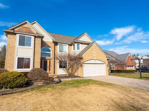 3044 Pheasant Run East Dr, Wixom, MI 48393
