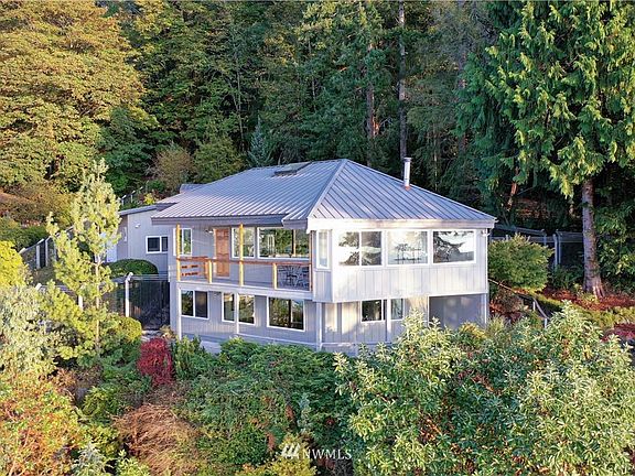3rd image of 10112 Bayview Ln NW