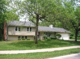 35 E Hillside Rd, Naperville, IL 60540