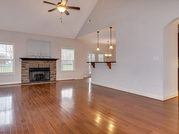 4th image of 153 Wheatfield Dr