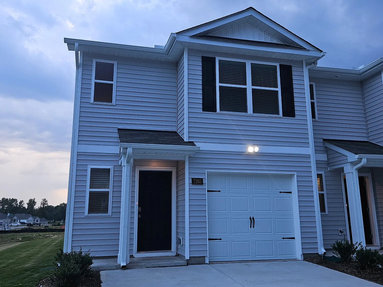 3 bed, 2.5 bath, 1418 sqft, $1,995 — Photo 2