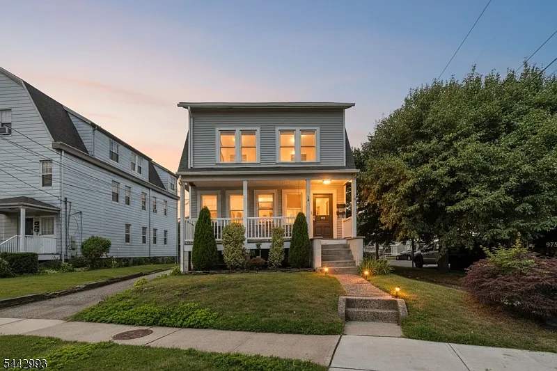 196 Broughton Ave