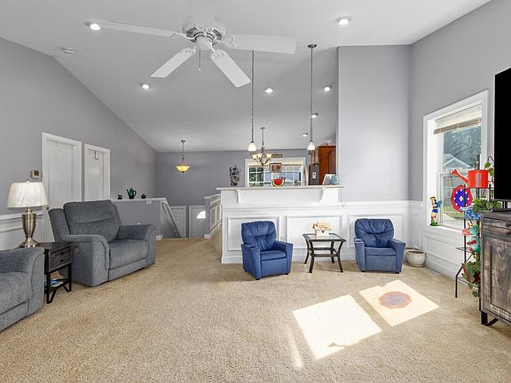 4th image of 10141 Castle Creek Cir