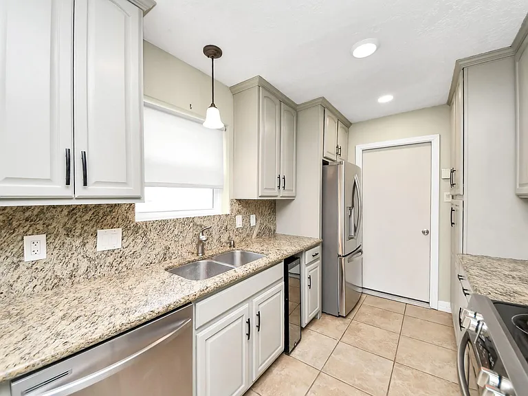 1104 N Heron Dr — Photo 8