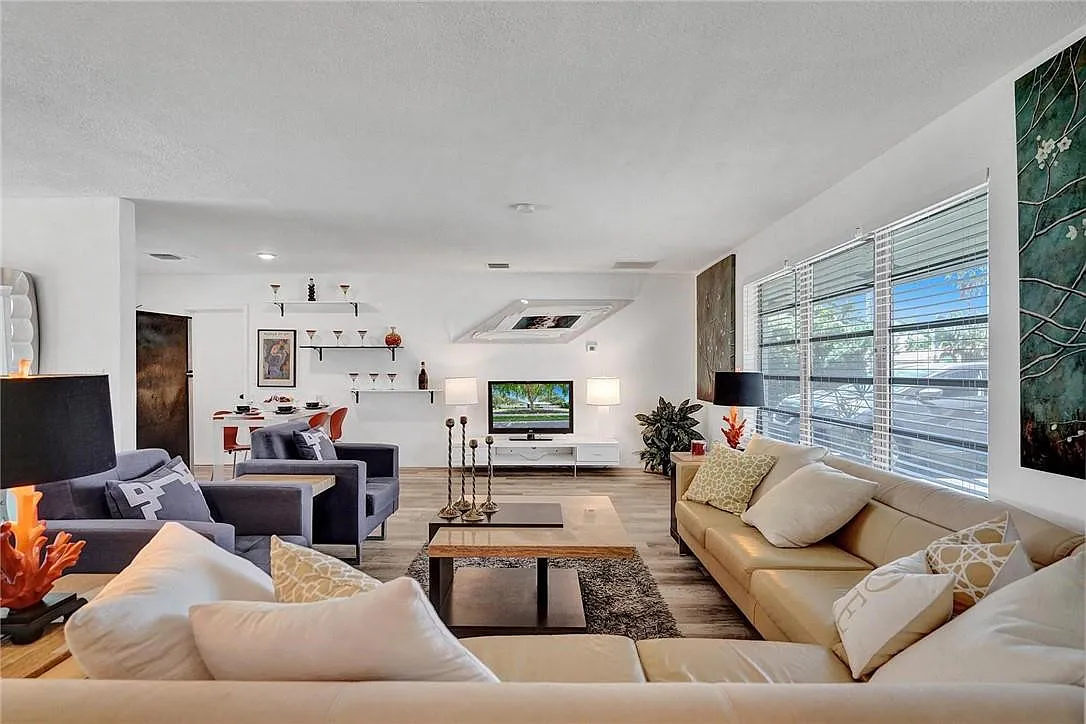 2 bed, 2.0 bath, 1180 sqft, $4,500 — Photo 3