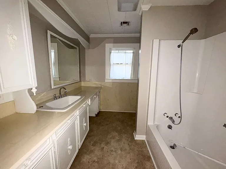 208 Saint Anne St — Photo 23