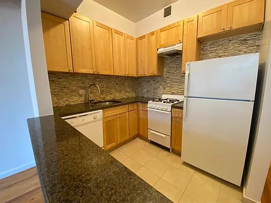 Rented by City Connections Realty | media 3