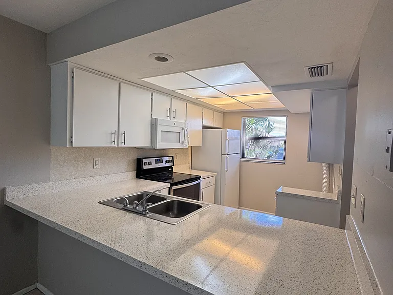 4111 SW 7th Pl — Photo 2