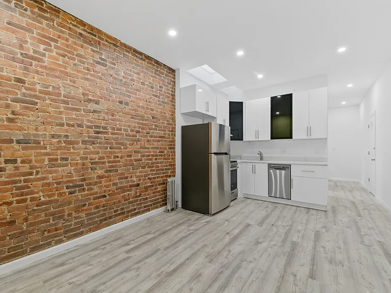 1670 1st Ave #4S — Photo 1