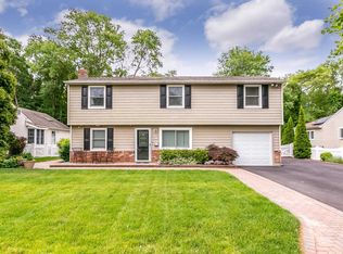 38 Richmond St, Islip, NY 11751