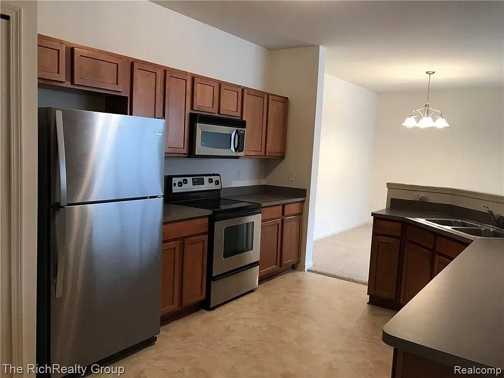 2 bed, 2.5 bath, 1669 sqft, $1,950 — Photo 3