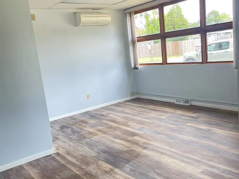 402 W Walnut St — Photo 2
