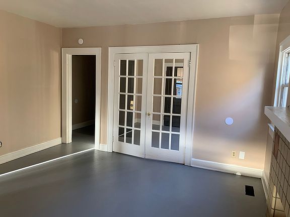 3rd image of 935 Swann St APT 2