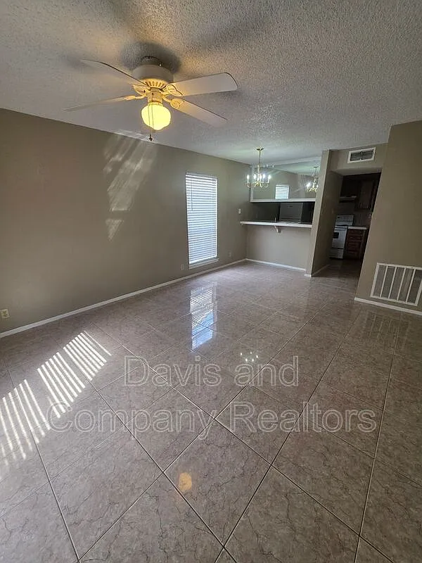1 bed, 1.0 bath, 600 sqft, $1,050 — Photo 3