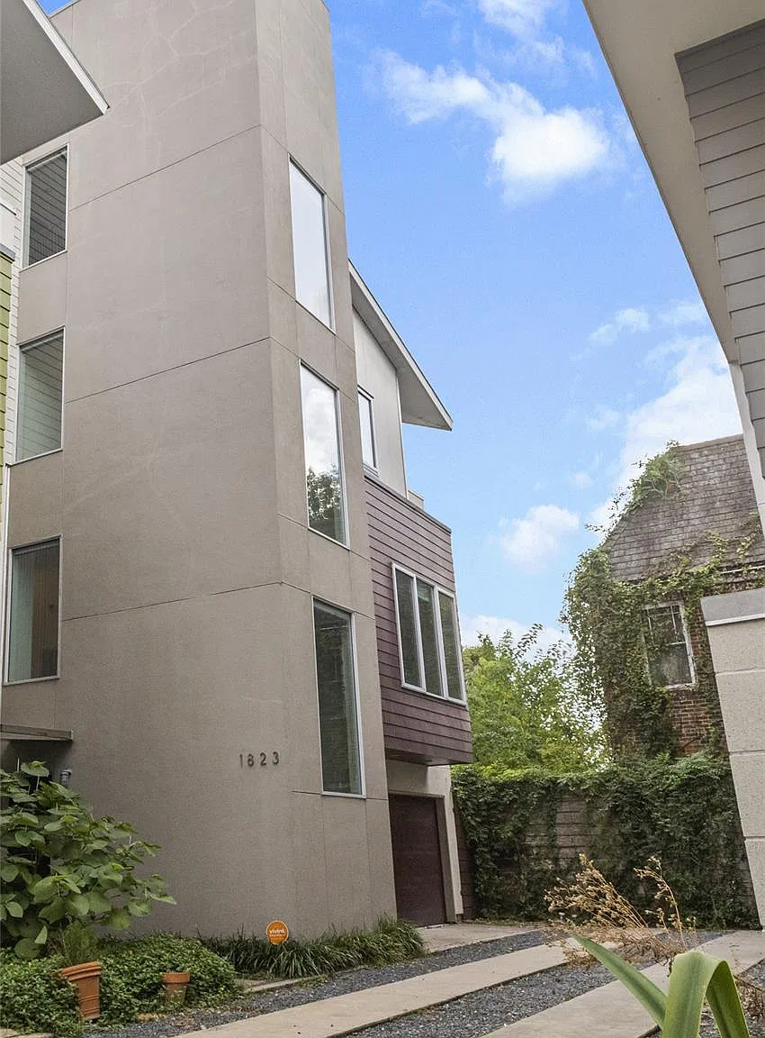 3 bed, 3.5 bath, 2578 sqft, $3,200 — Photo 1