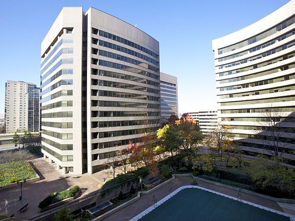 4th image of 1300 Crystal Dr APT 806S