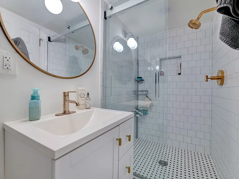 613 Girard St NE — Photo 20