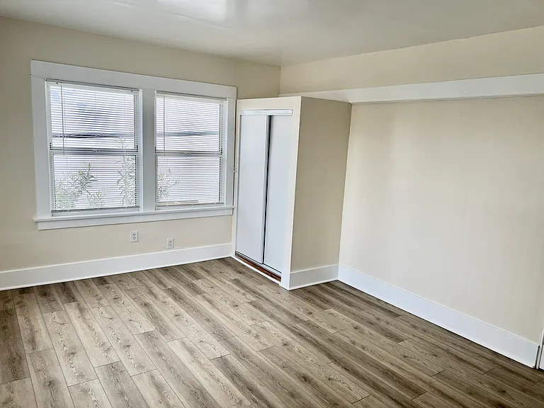 220 E 20th St — Photo 16