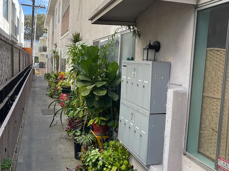 1030 N Edinburgh Ave #6 — Photo 3