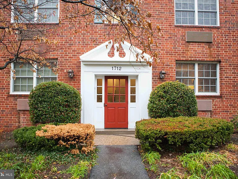 1712 W Abingdon Dr #301 — Photo 1
