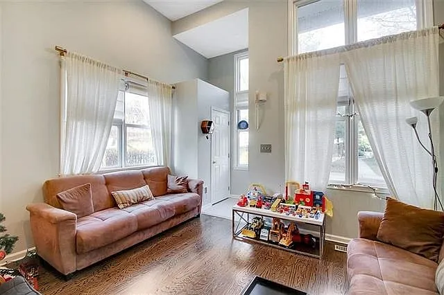 279 Roslyn Ct — Photo 4