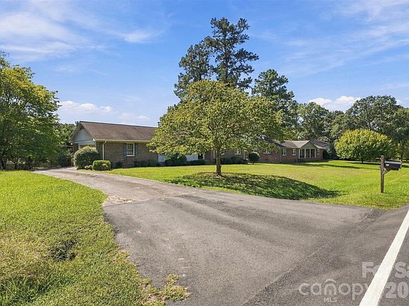 3rd image of 1213 Hawthorne Rd