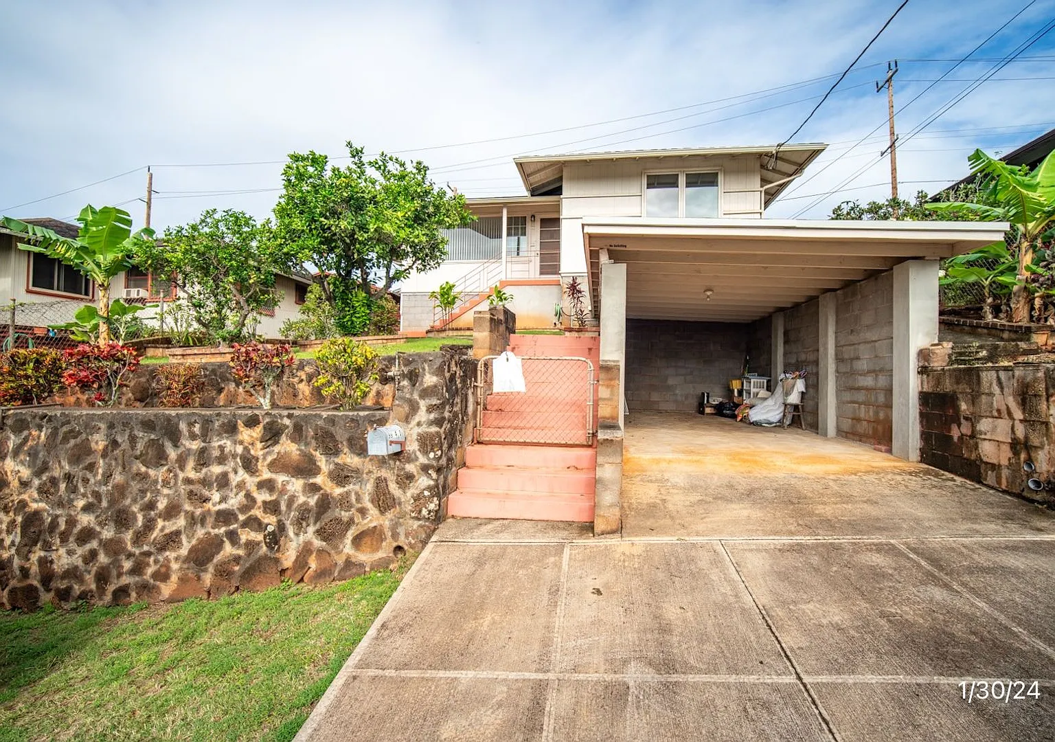 Rarely Available 4 BD/2 BA Home in Aiea — Photo 1