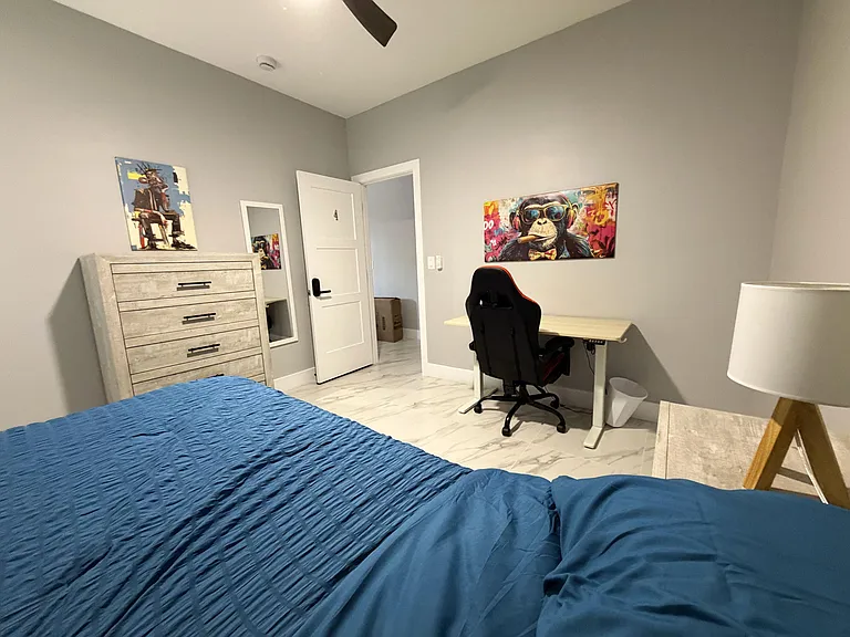 Electric rising desk, full-length mirror