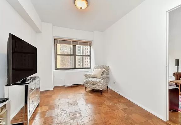 4th image of 160 E 38th St APT 8B