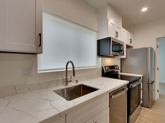 3rd image of 1301-1361 La Playa St #I