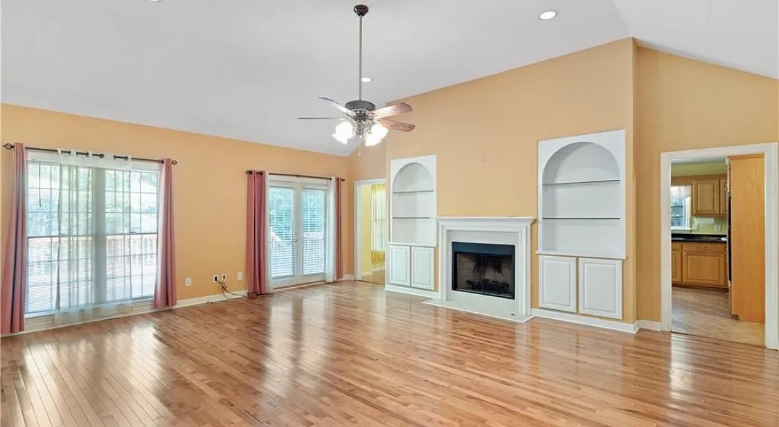 3 bed, 2024 sqft, $3,000 — Photo 4