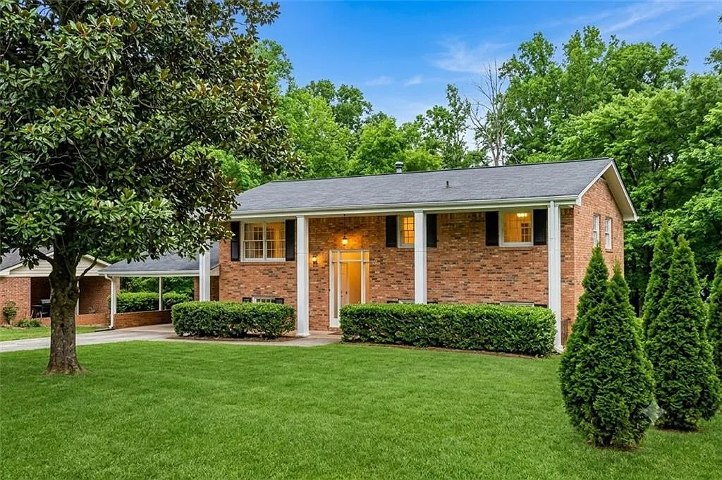 5 bed, 2.0 bath, 2375 sqft, $2,600 — Photo 1