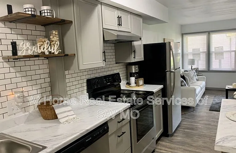 1438 E Elm St #18 — Photo 7