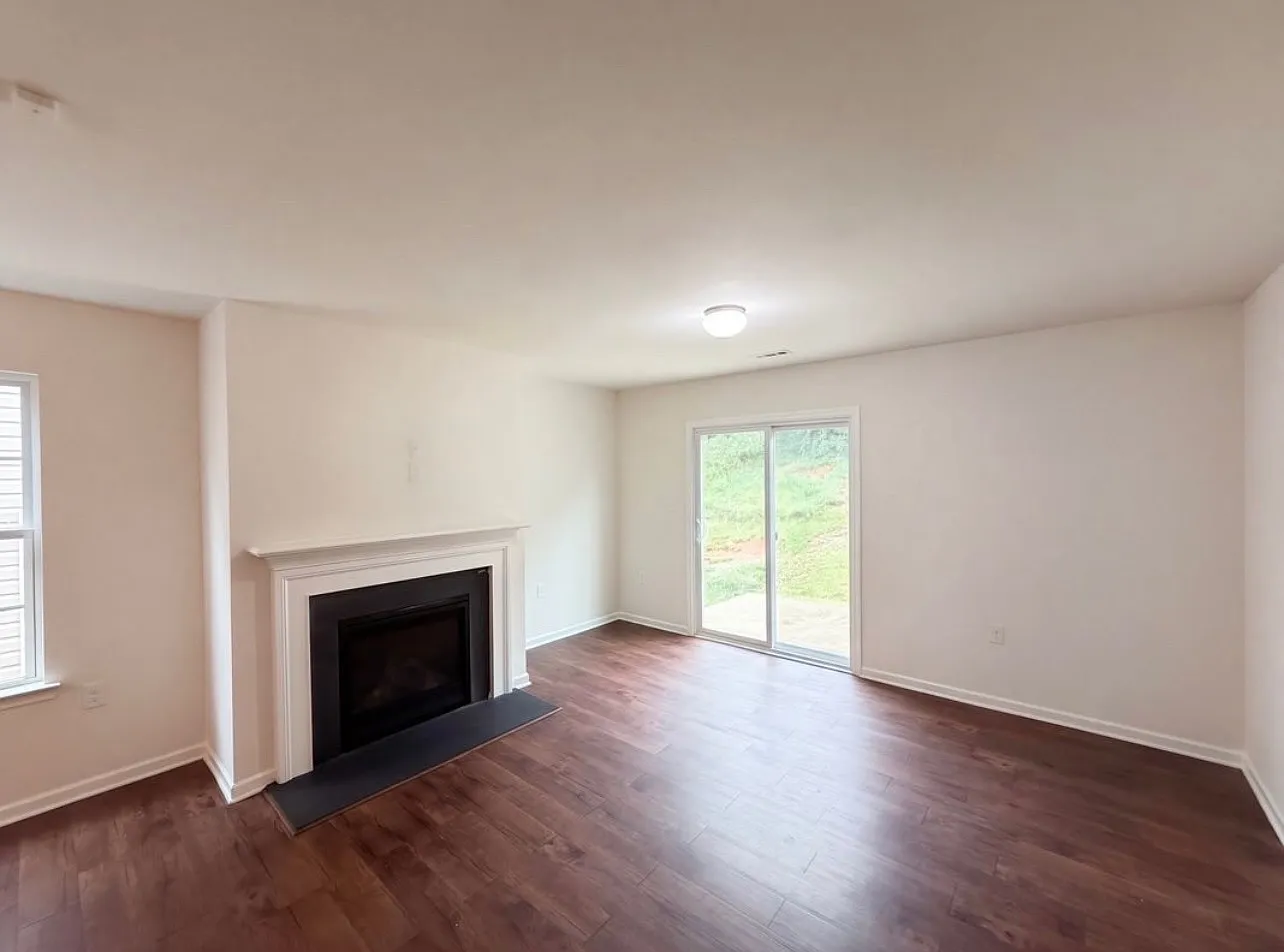 4 bed, 2.5 bath, 1947 sqft, $1,875 — Photo 1