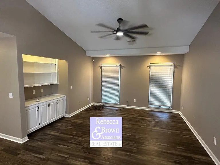183 Bradford Dr SE — Photo 3