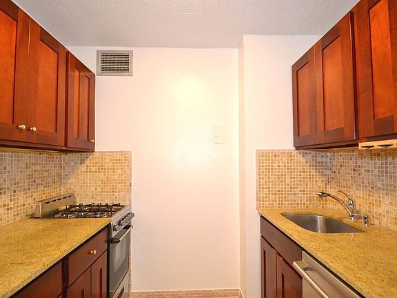 4th image of 322 W 57th St APT 17V