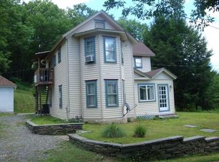 18 School St, Hawley, PA 18428