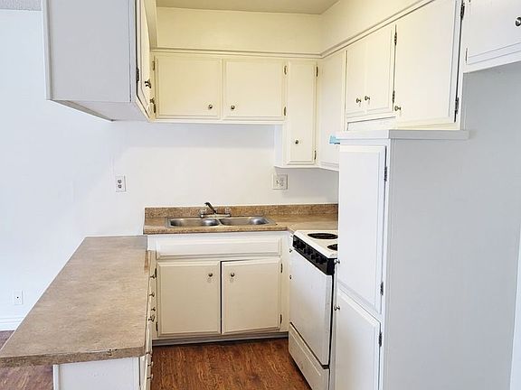 4th image of 985 N Park Cir APT 4