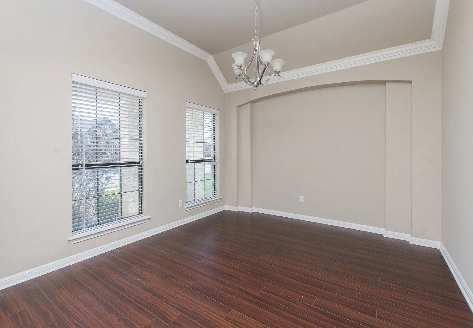 4 bed, 2.0 bath, 2164 sqft, $1,895 — Photo 3