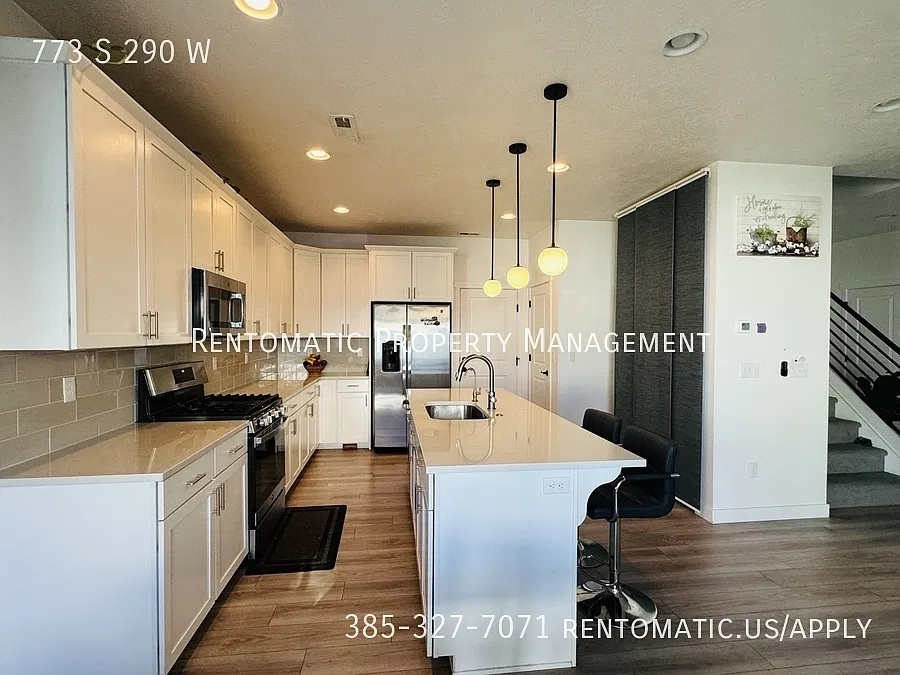 3 bed, 2.5 bath, 1918 sqft, $2,499 — Photo 3