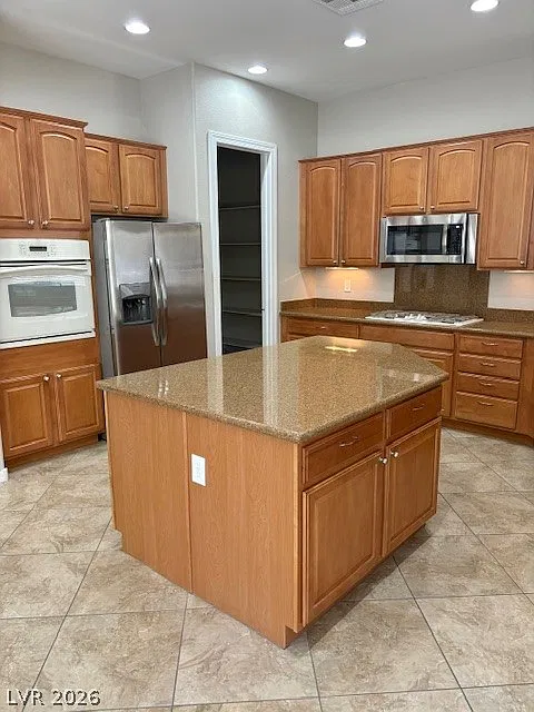 2 bed, 2.5 bath, 2592 sqft, $2,500 — Photo 3