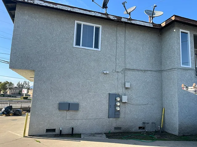326 S Azusa Ave — Photo 2